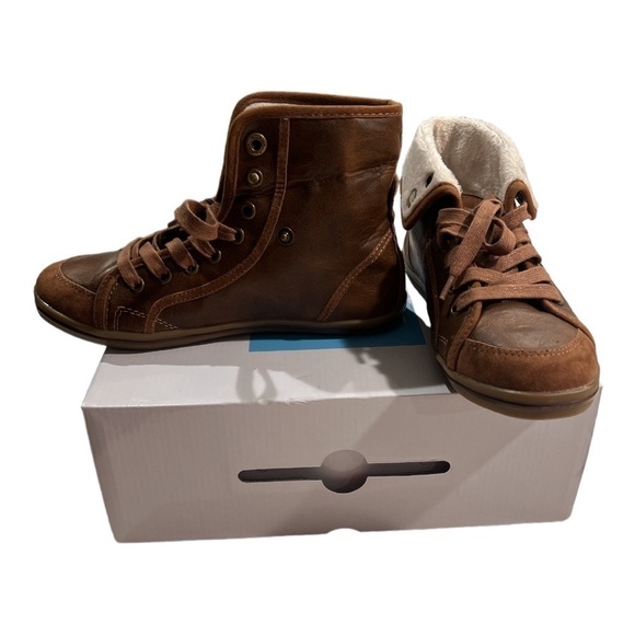 Call it Spring Urias Cognac Girls Size 6 Vegan Faux Fur Lined Lace Up Boots NIB - Picture 3 of 16
